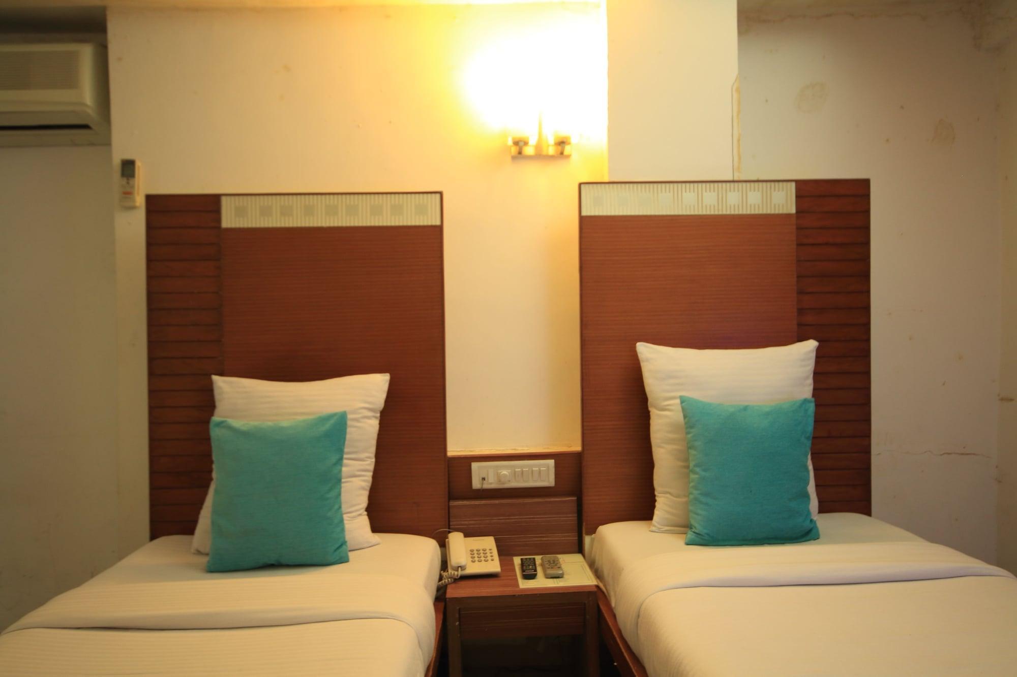 אחמדאבאד Fabhotel Kadamb Inn מראה חיצוני תמונה