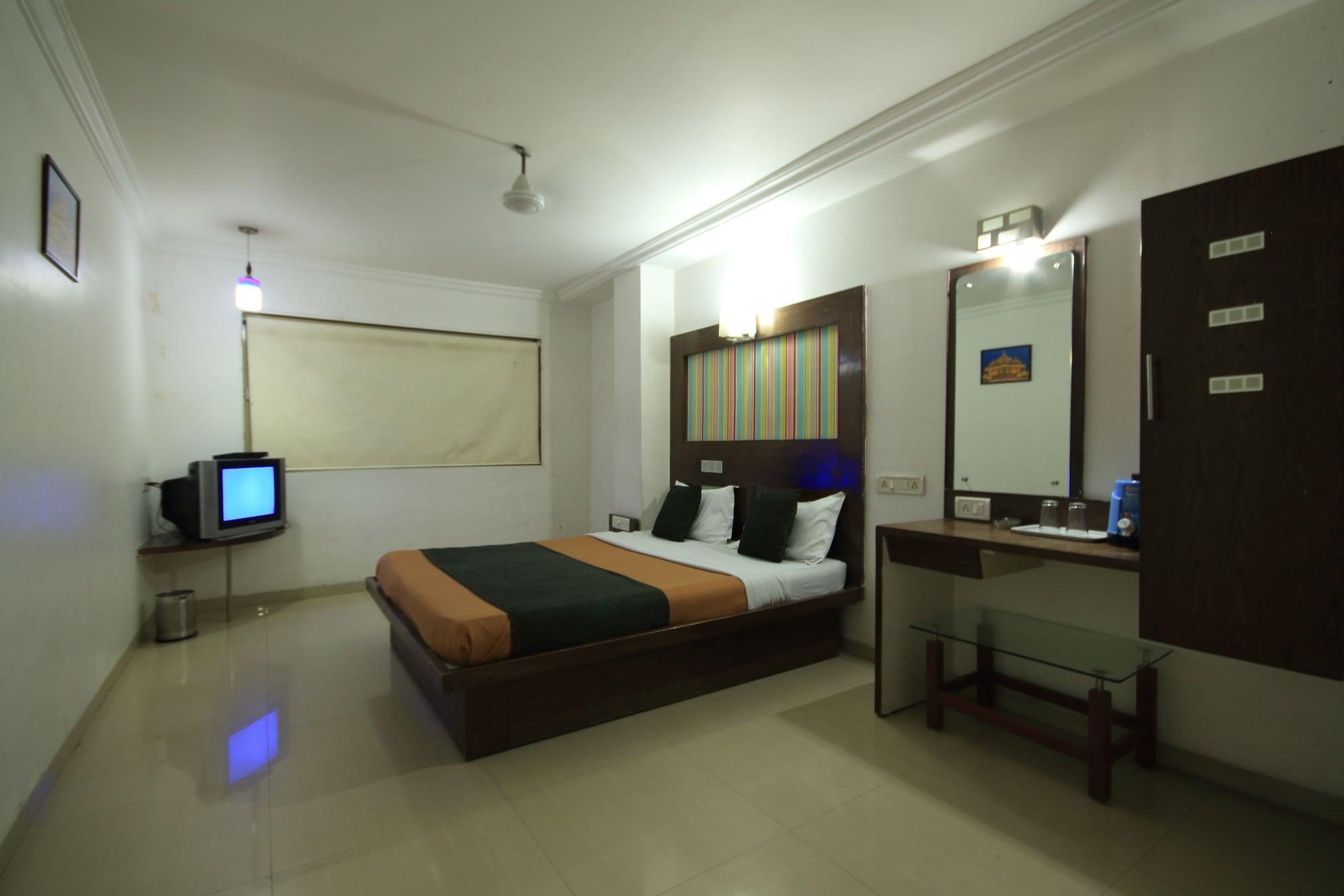 אחמדאבאד Fabhotel Kadamb Inn מראה חיצוני תמונה
