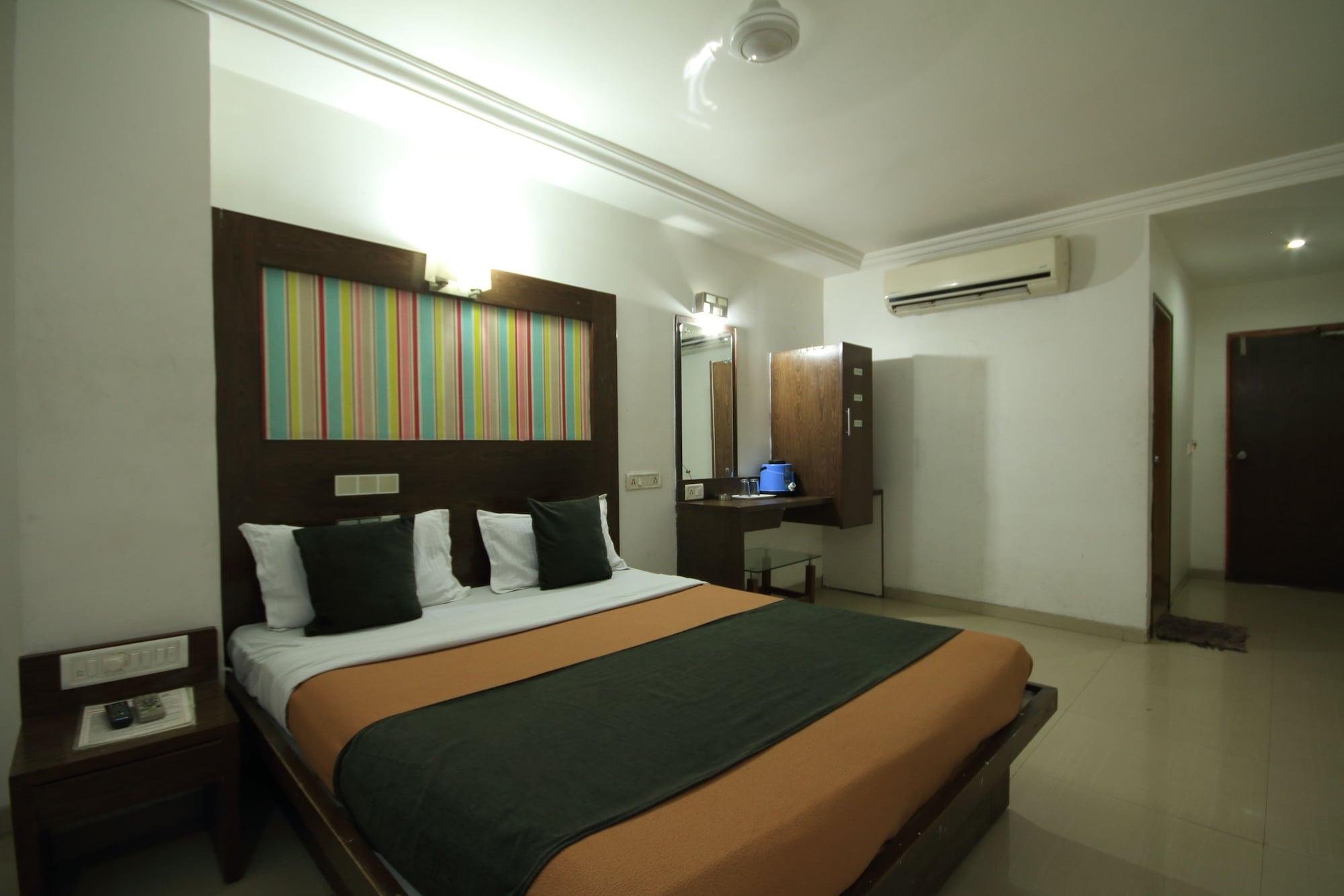 אחמדאבאד Fabhotel Kadamb Inn מראה חיצוני תמונה