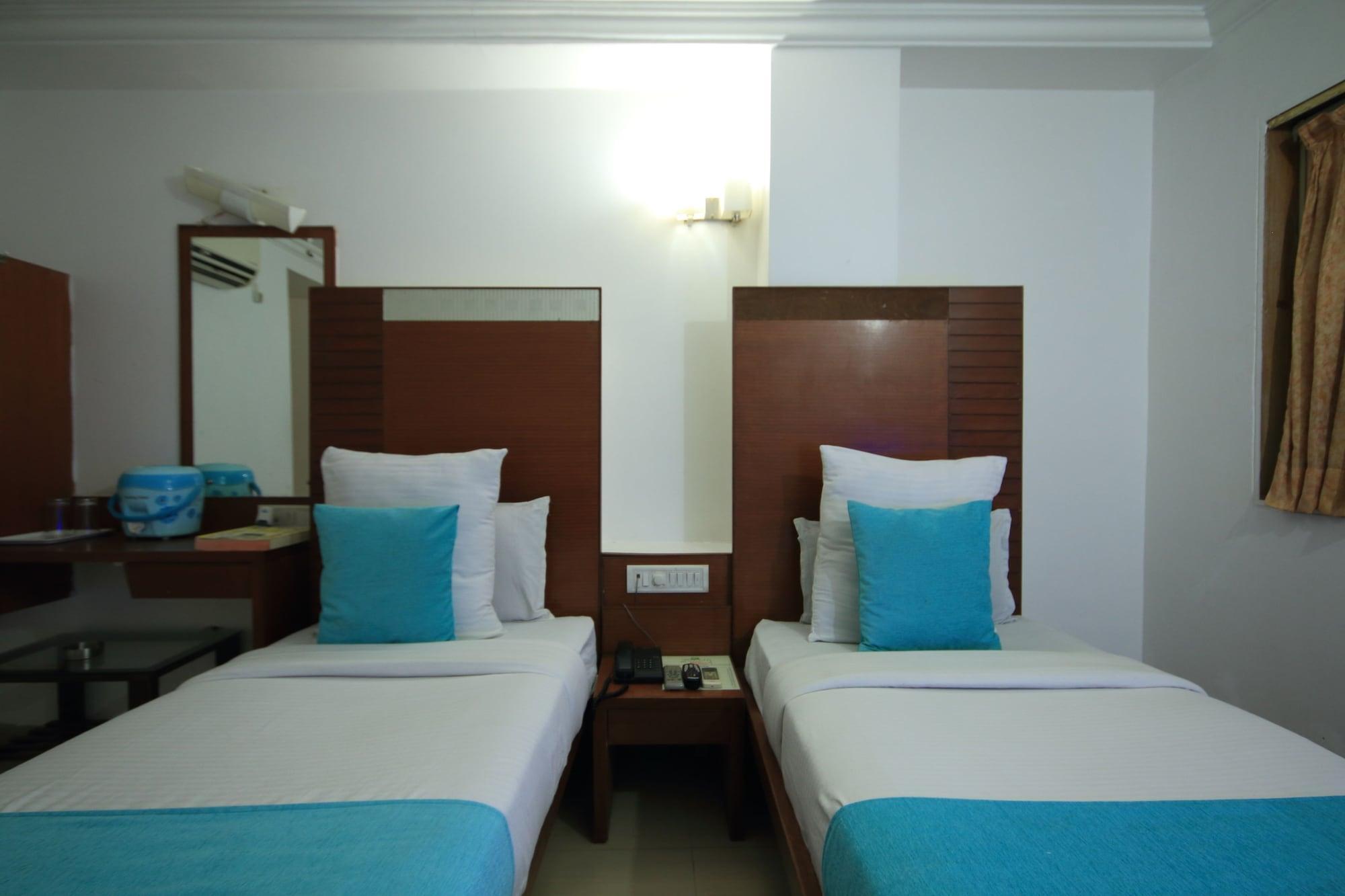 אחמדאבאד Fabhotel Kadamb Inn מראה חיצוני תמונה