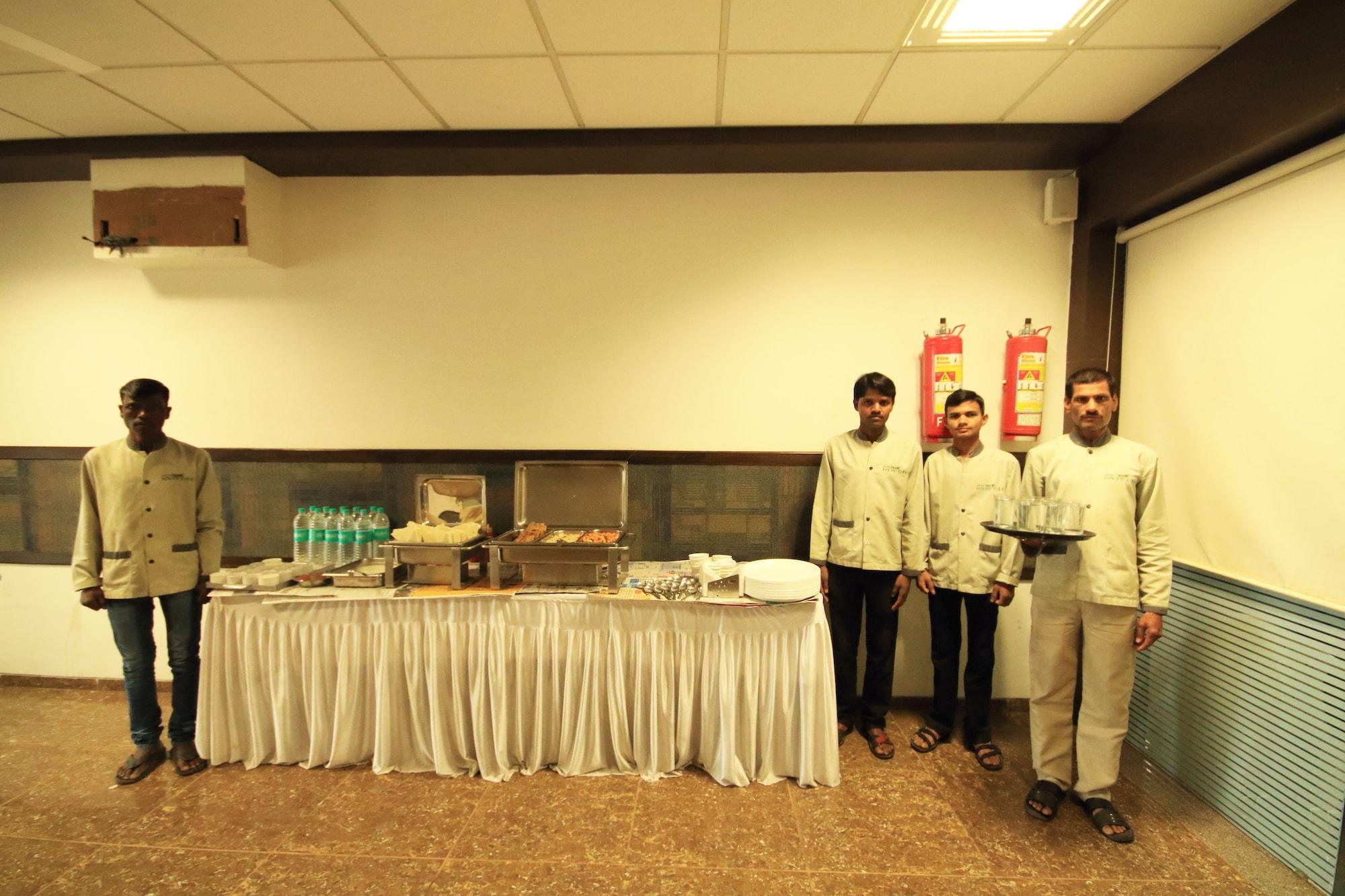 אחמדאבאד Fabhotel Kadamb Inn מראה חיצוני תמונה