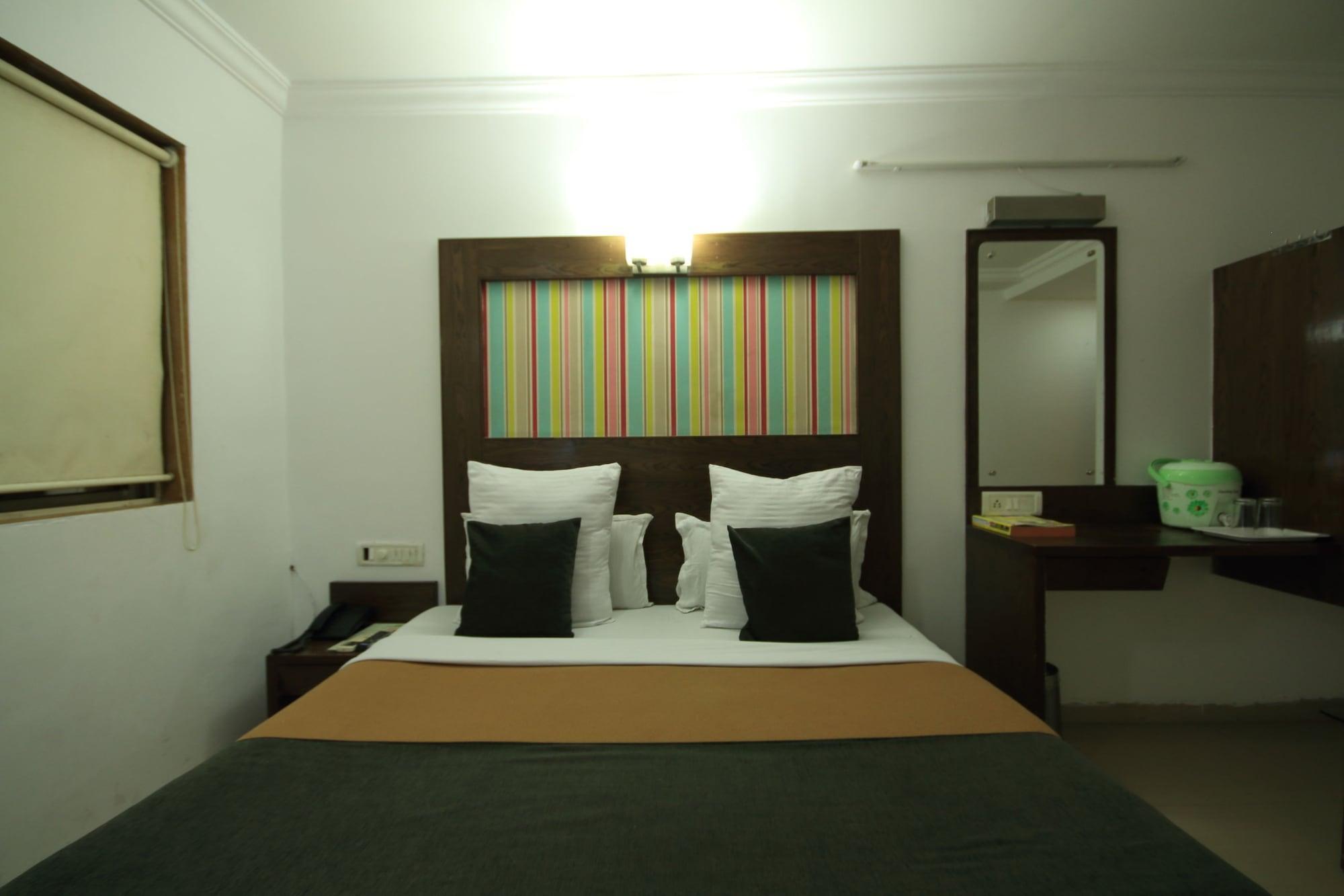אחמדאבאד Fabhotel Kadamb Inn מראה חיצוני תמונה