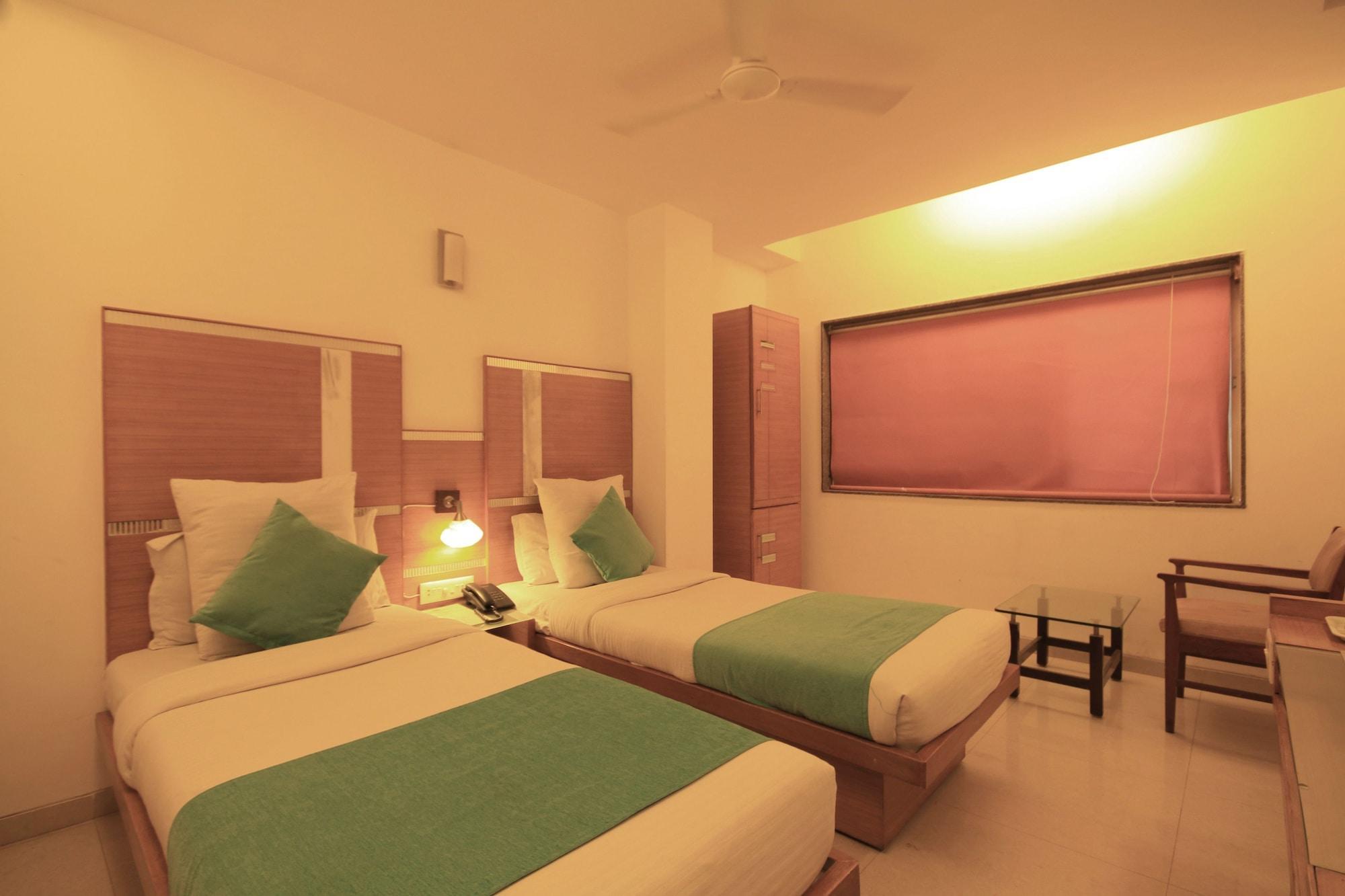 אחמדאבאד Fabhotel Kadamb Inn מראה חיצוני תמונה