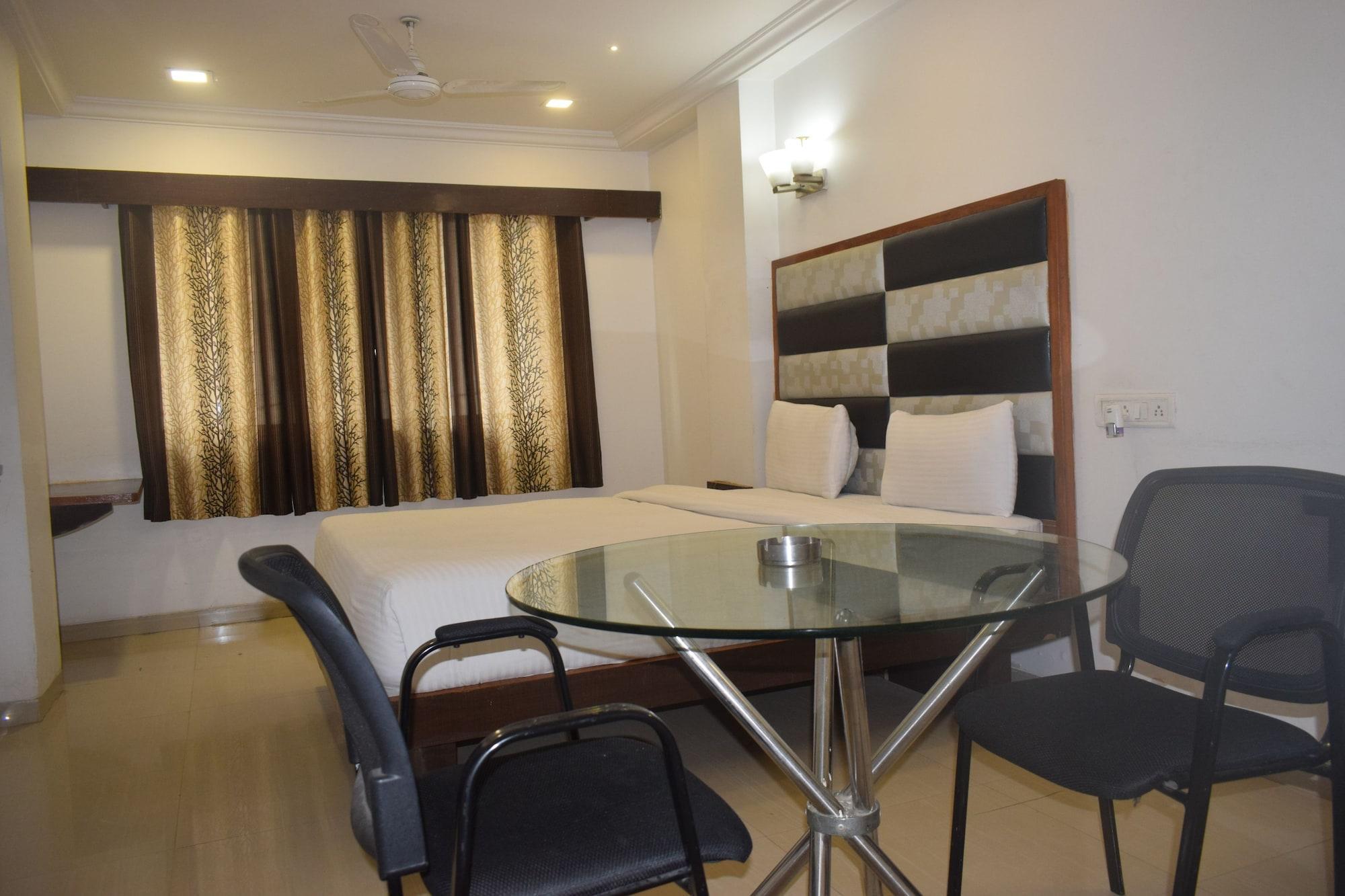 אחמדאבאד Fabhotel Kadamb Inn מראה חיצוני תמונה