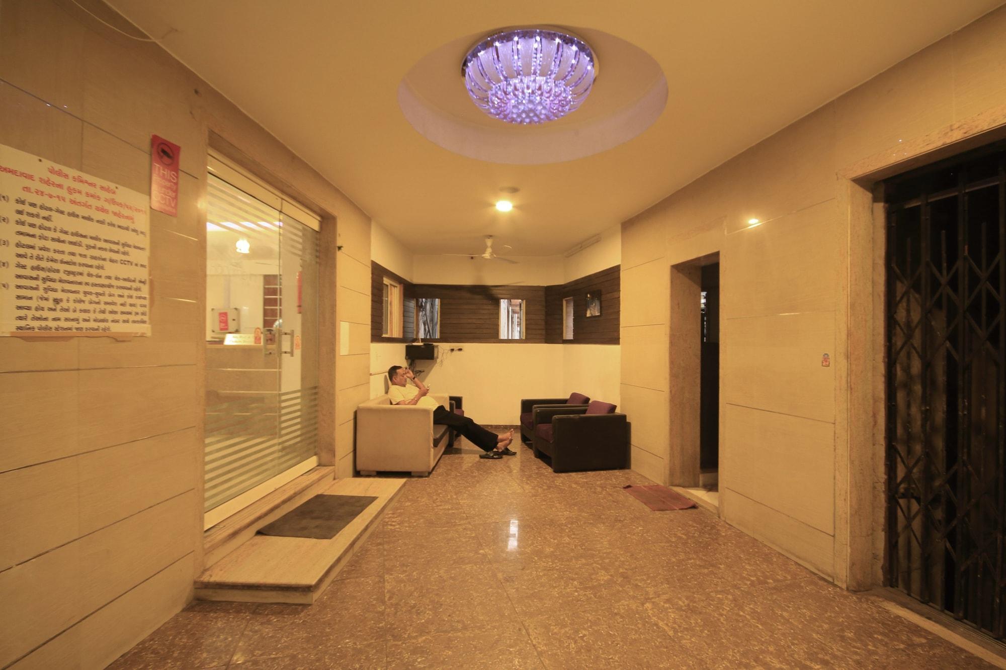 אחמדאבאד Fabhotel Kadamb Inn מראה חיצוני תמונה
