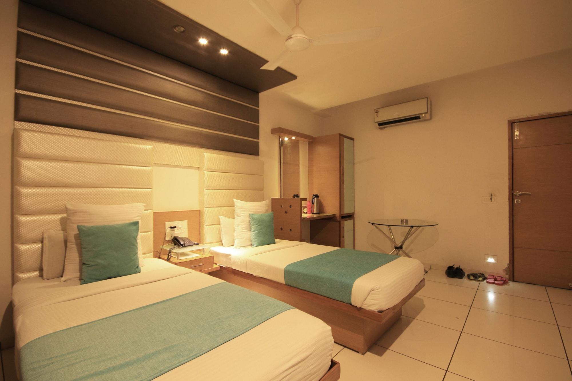 אחמדאבאד Fabhotel Kadamb Inn מראה חיצוני תמונה