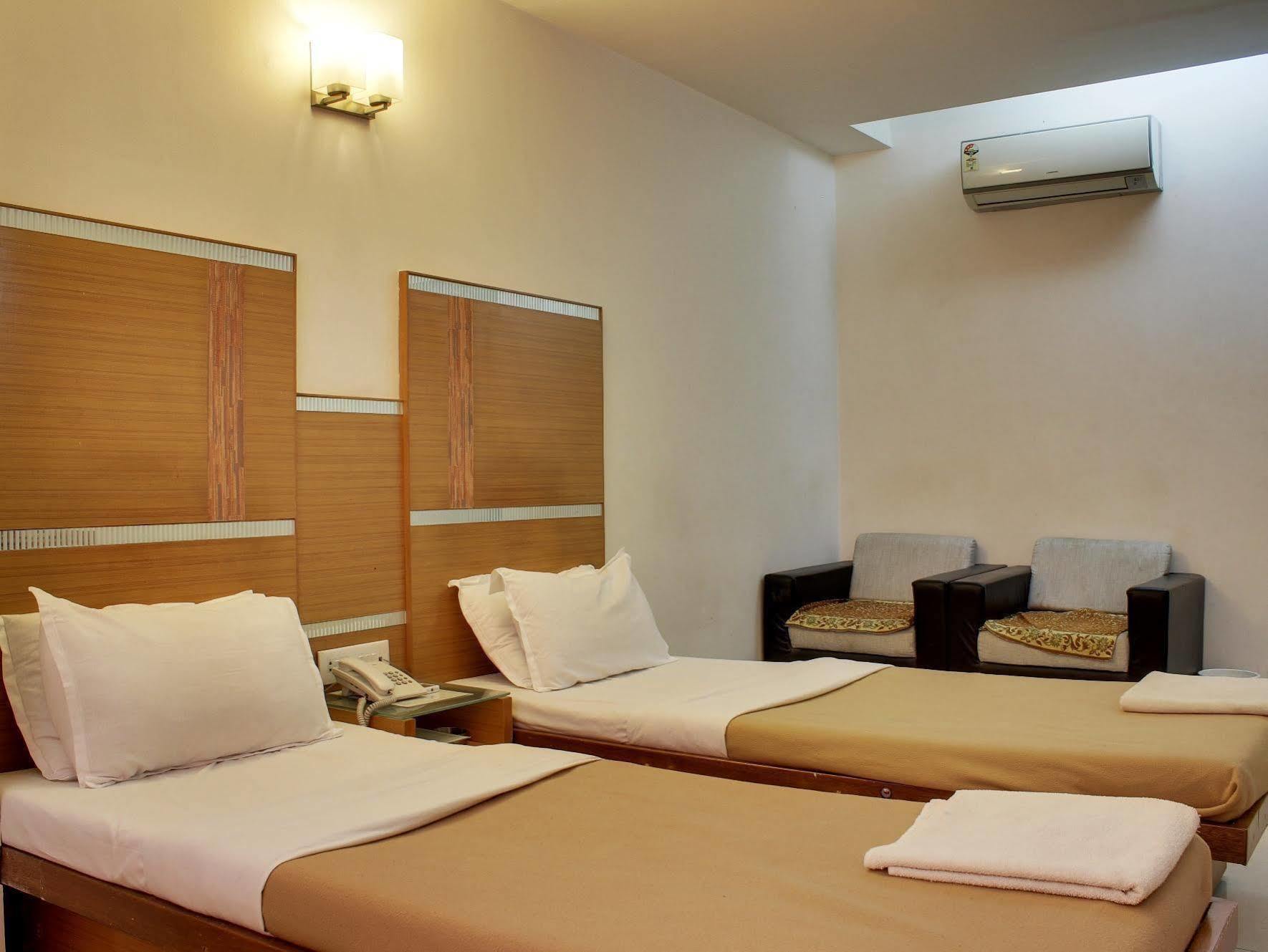 אחמדאבאד Fabhotel Kadamb Inn מראה חיצוני תמונה